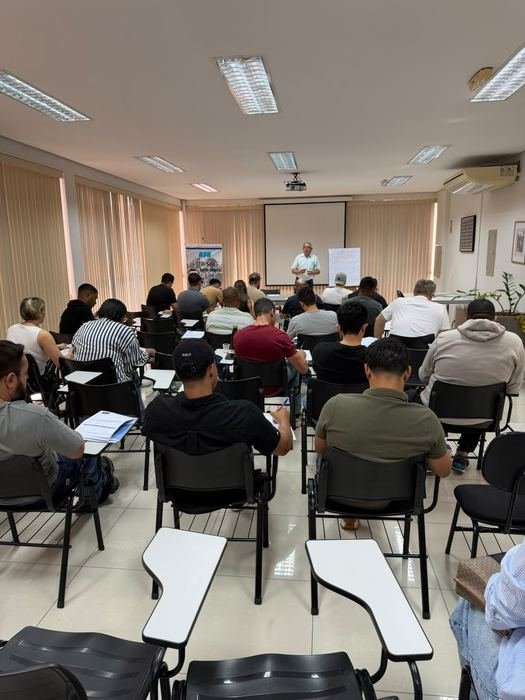 Turma em aula na Serralheiro de Sucesso